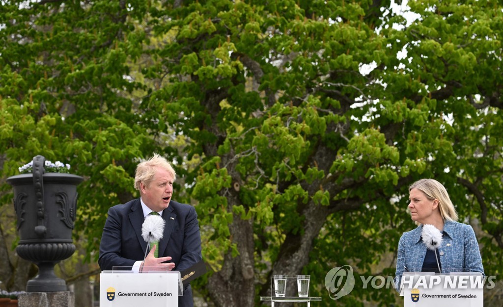 (하르프순드 AFP=연합뉴스) 보리스 존슨 영국 총리(오른쪽)와 마그달레나 안데르손 스웨덴 총리가 11일(현지시간) 스웨덴 하르프순드에서 회동한 뒤 기자회견을 하고 있다. 2022.5.11. photo@yna.co.kr