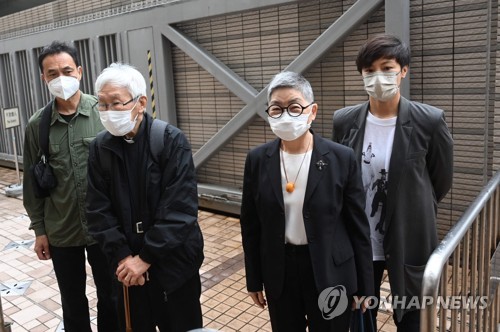 (AFP=연합뉴스) 조지프 쩐(왼쪽에서 두번째) 추기경 등 '612인도주의지원기금' 운영진이 24일 홍콩 법원을 나서는 모습. 