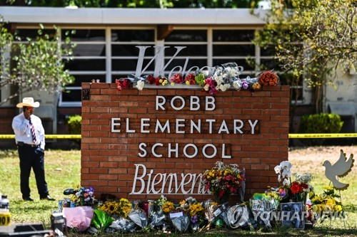 24일 총격 사건이 벌어진 텍사스주 유밸디의 롭 초등학교. 어린이 19명과 교사 2명이 사망했다. 