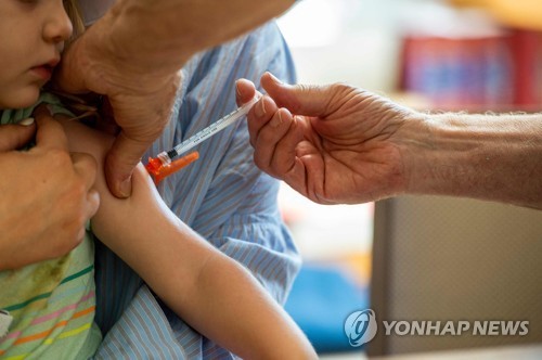 코로나 백신 주사 맞는 미국 어린이
