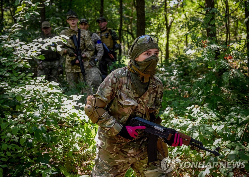 군사 훈련에 참여한 우크라이나 민간인들