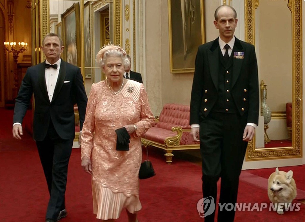 제임스 본드, 엘리자베스 여왕과 007 작전에 참여하는 웰시코기
