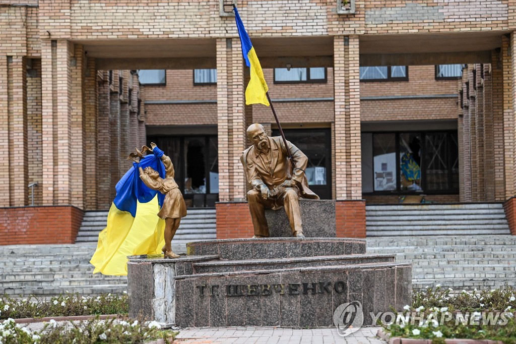 Bandeira ucraniana hasteada sobre Paraklia restaurada