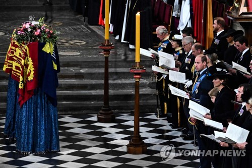 여왕의 관과 장례식에 참석한 왕족들.