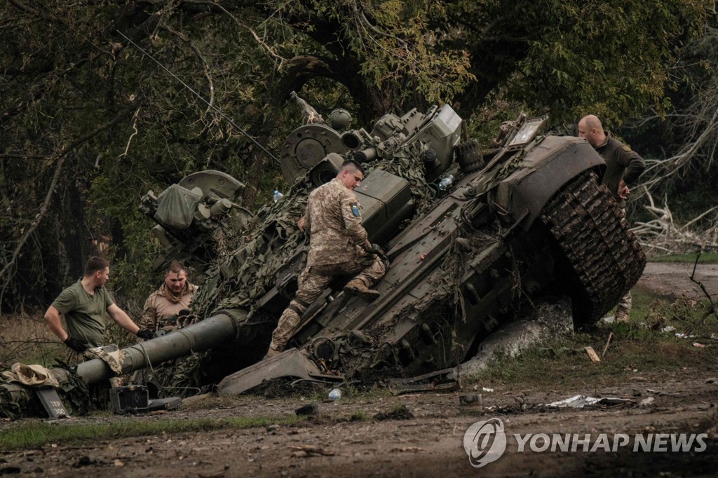 하르키우를 수복한 뒤 버려진 러시아군 전차에서 부품을 뜯는 우크라이나군 병사들