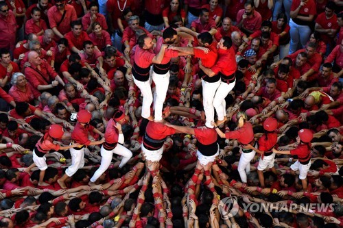 '인간 탑 쌓기'…스페인 전통축제 카스텔