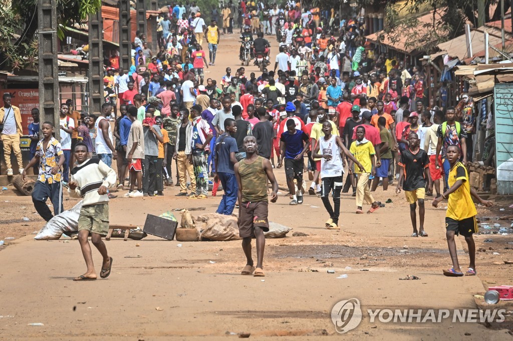 지난 20일 기니 수도 코나크리에서 빠른 민정 이양을 요구하는 기니 시위대