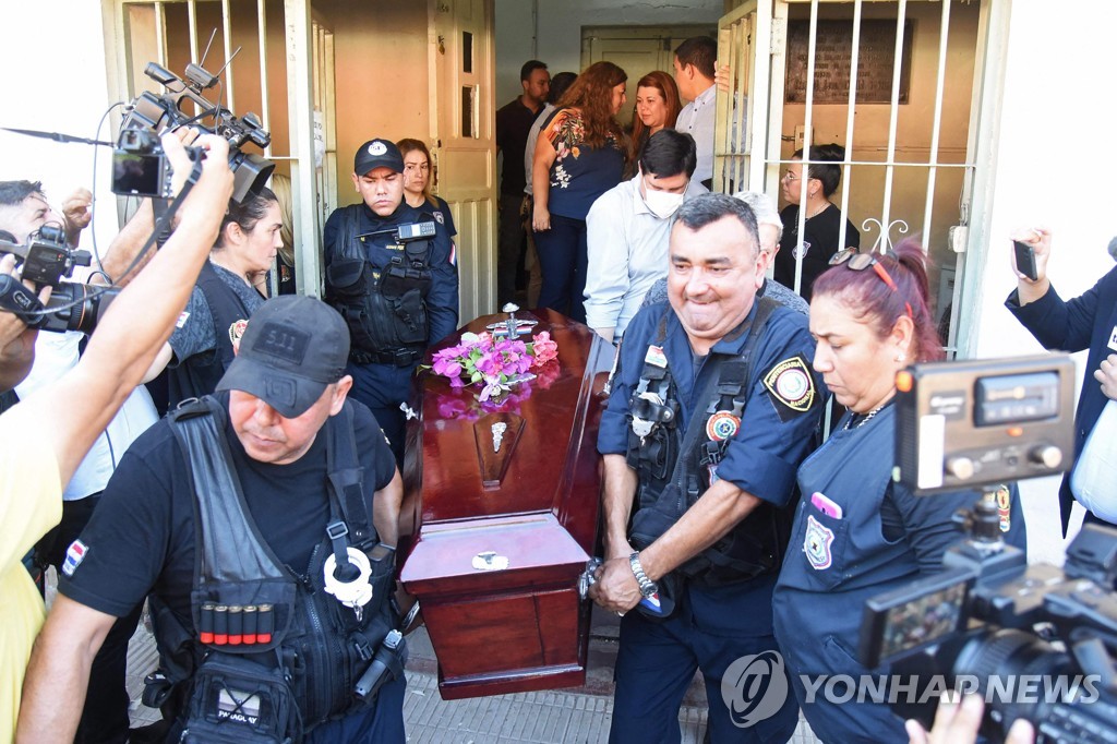 교도소 안으로 운구됐다 나오는 파라과이 게릴라 지도자 목관