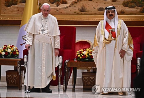 바레인에 도착한 교황(왼쪽)