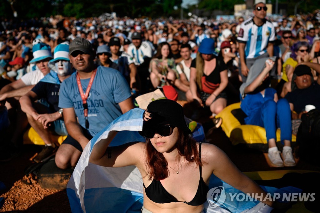 아르헨티나 팔레르모 공원에서 응원하는 시민들