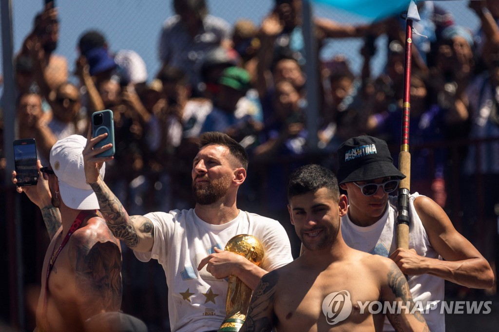 카 퍼레이드 하는 메시와 아르헨티나 축구대표팀