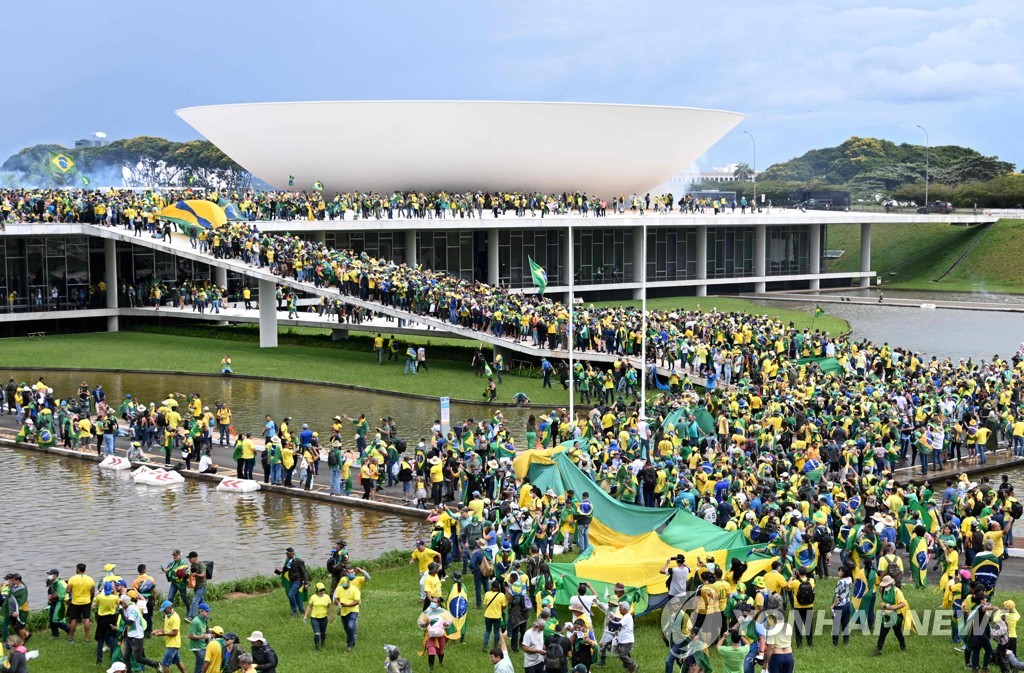 Apoiadores do ex-presidente Bolsonaro marcharam até o prédio do parlamento brasileiro