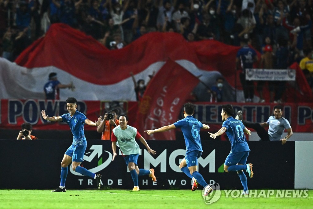 기뻐하는 태국 선수들