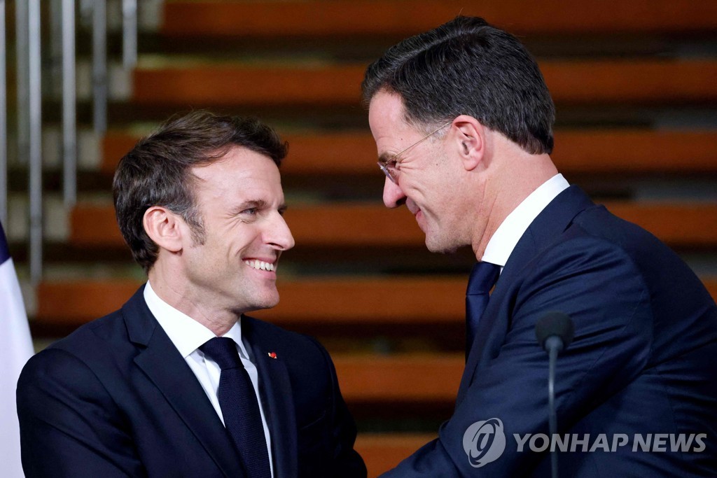 마크롱 프랑스 대통령(왼쪽)과 뤼터 네덜란드 총리가 지난 30일 네덜란드 헤이그에서 회담 후 기자회견장에서 마주보는 모습.