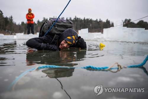 '위기 탈출 연습'…얼음 뚫기 훈련하는 스웨덴 학생들