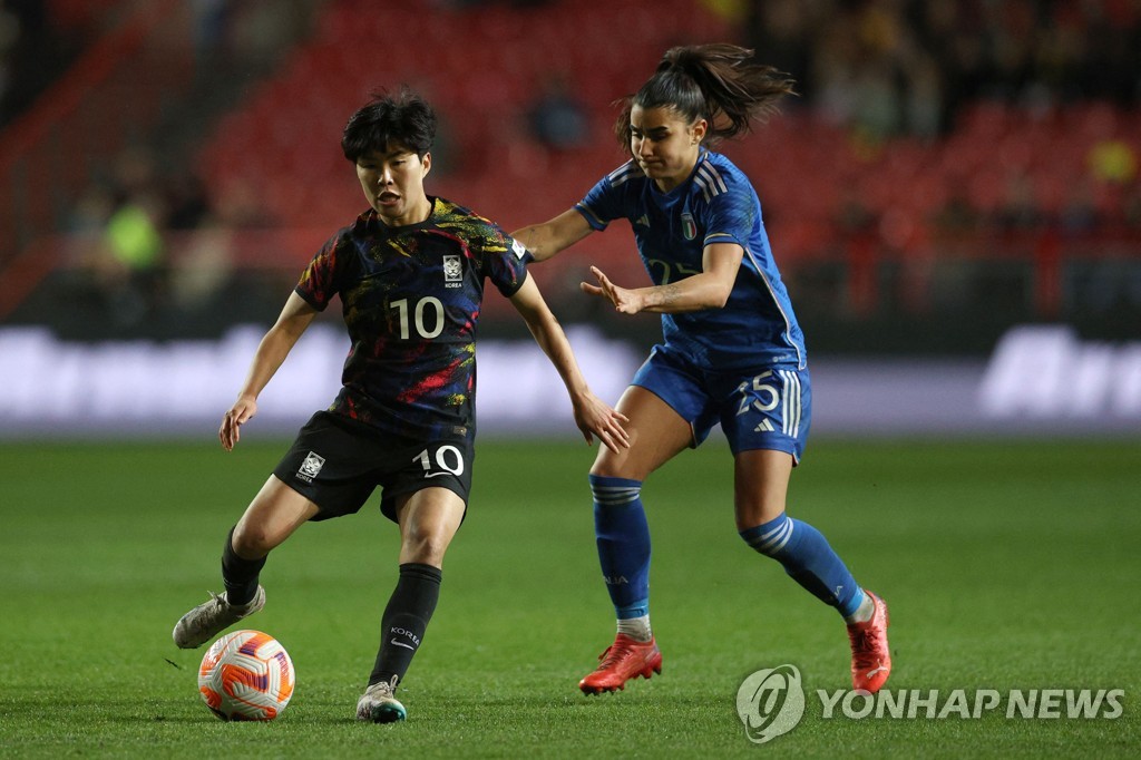 In this AFP photo, Ji So-yun of South Korea (L) tries to hold off Benedetta Orsi of Italy during the teams' final match at the Arnold Clark Cup at Ashton Gate Stadium in Bristol, England, on Feb. 22, 2023. (Yonhap)