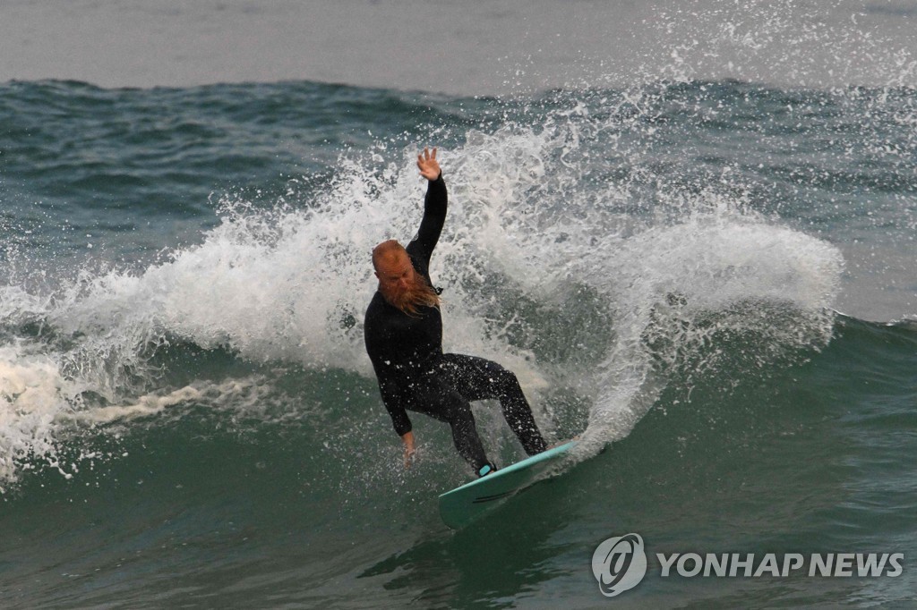 '세계 기록'…호주 서퍼 블레이크 존스턴 '40시간' 최장 시간 서핑