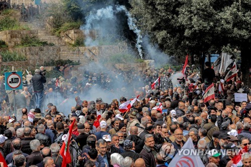 레바논 수도 베이루트의 정부 청사 인근에서 열린 예비역 군인들의 연금 인상 시위. 