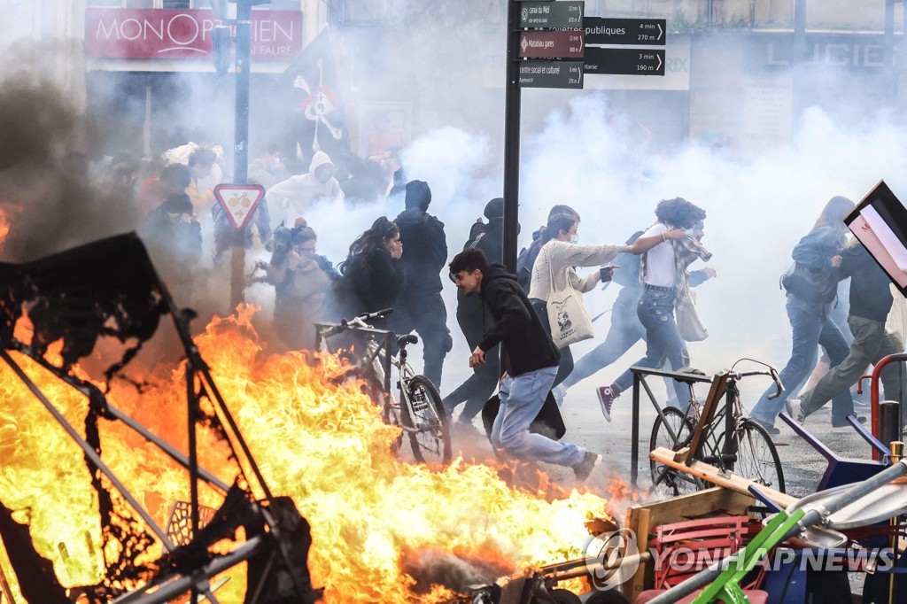화염과 최루가스에 휩싸인 프랑스 툴루즈 연금개혁 반대시위 현장