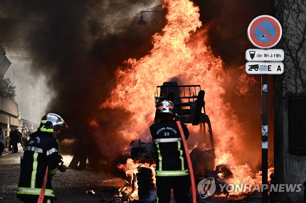 불타는 프랑스 보르도 연금개혁 반대시위 현장