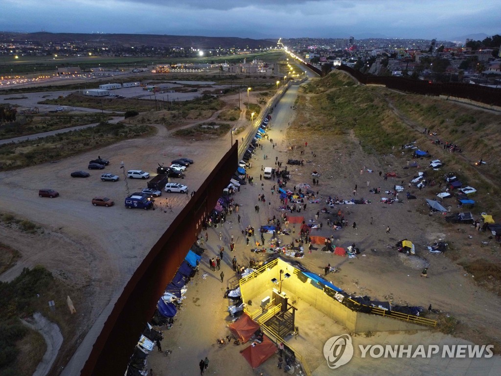 미국-멕시코 국경 지대로 몰리는 이민자들