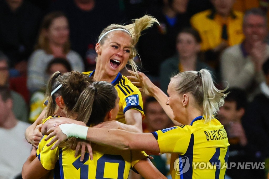 코소바레 아슬라니의 두 번째 골에 기뻐하는 스웨덴 선수들