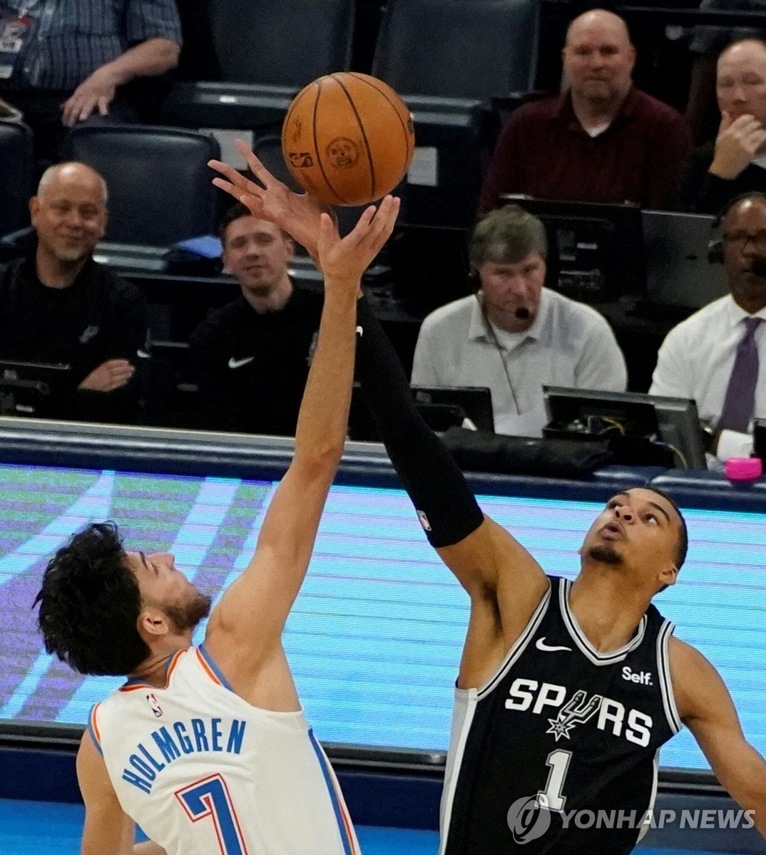 웸반야마(오른쪽)와 홈그렌의 공 다툼