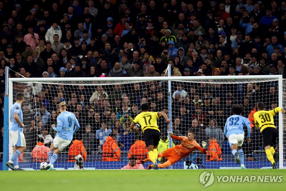 페널티킥 넣는 홀란 사진 / AFP=연합뉴스