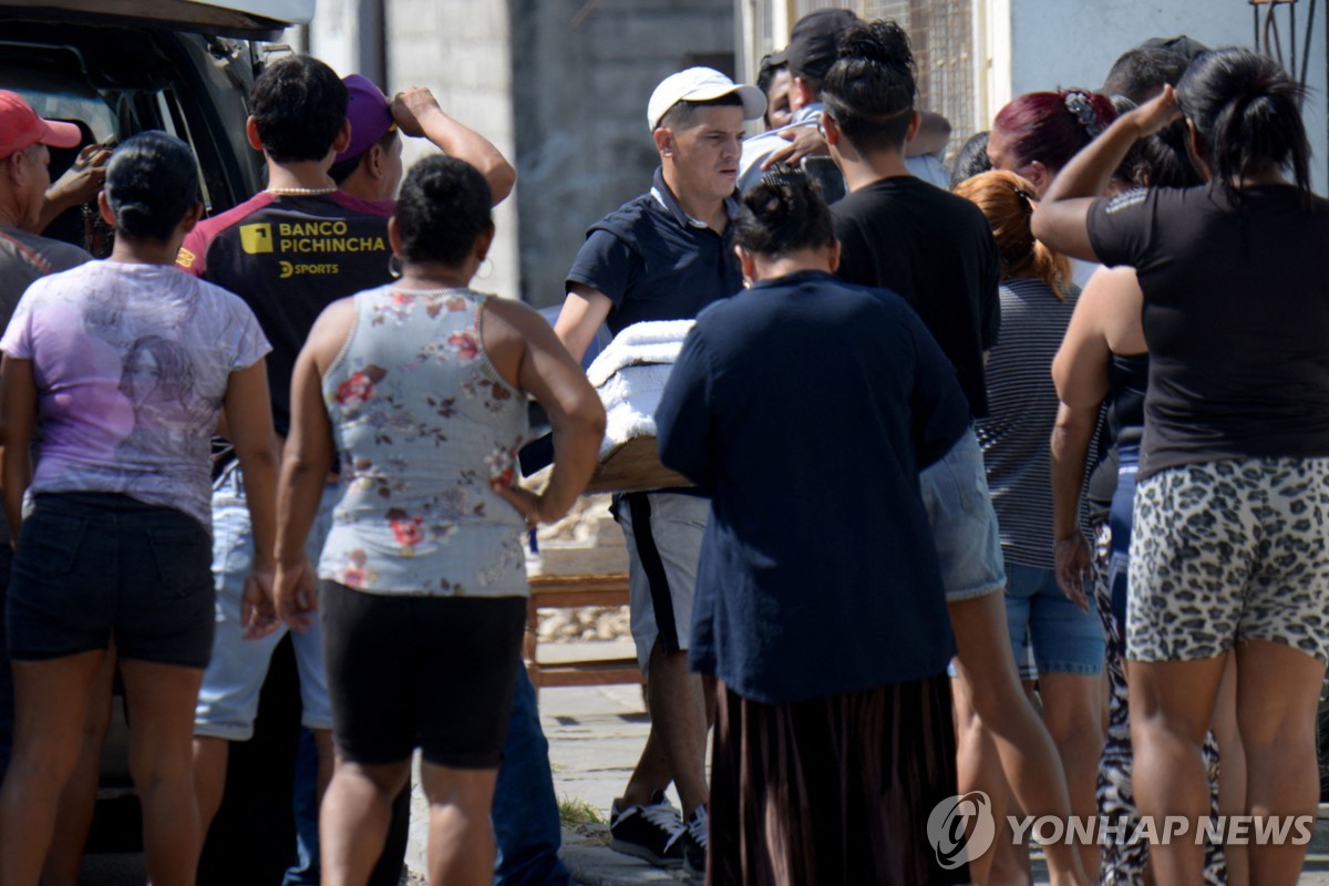 암살범에 의해 숨진 어린아이 관을 바라보는 에콰도르 주민