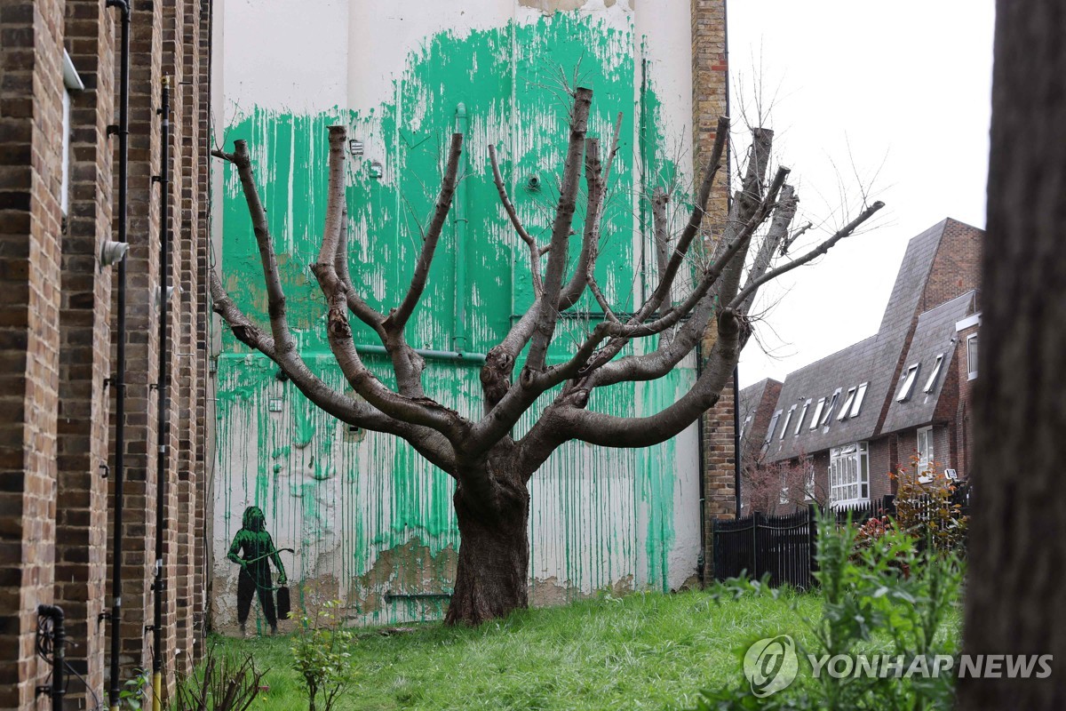 런던 건물의 외벽에 등장한 뱅크시 벽화 [AFP=연합뉴스]