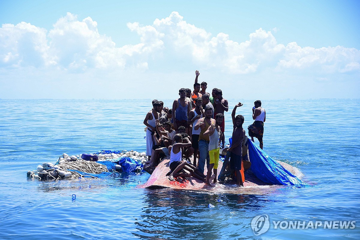 구조 기다리는 로힝야족 난민들