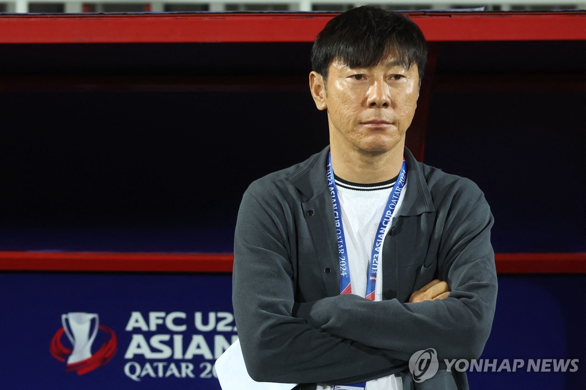 In this AFP file photo from May 2, 2024, Shin Tae-yong, the South Korean-born head coach of Indonesia, watches his team play Iraq in the third-place match at the Asian Football Confederation U-23 Asian Cup at Abdullah bin Khalifa Stadium in Doha on May 2, 2024. (Yonhap)