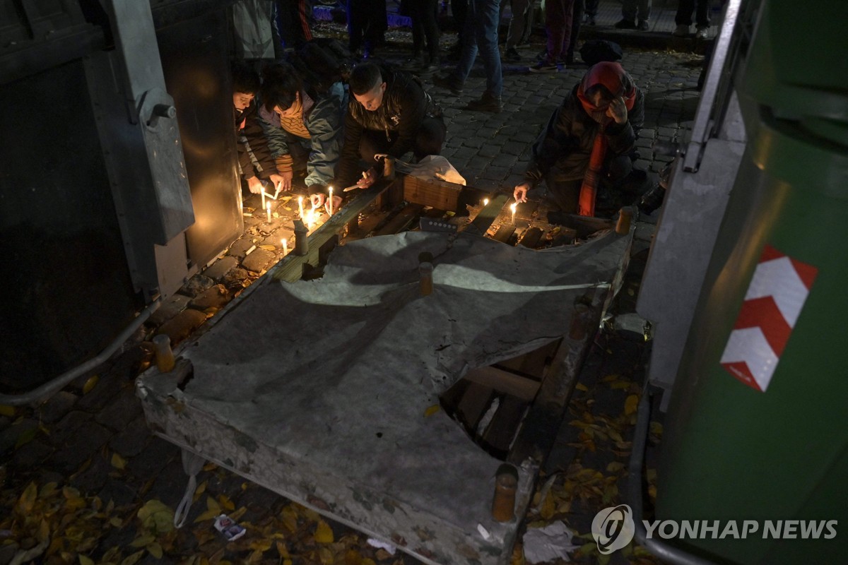 동성애 혐오 범죄로 사망한 피해자를 위해 촛불을 켜는 시민들