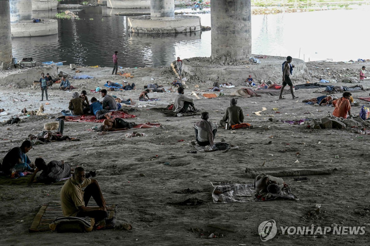 인도 뉴델리 야무나강 고가도로 아래서 피서 중인 노숙자들