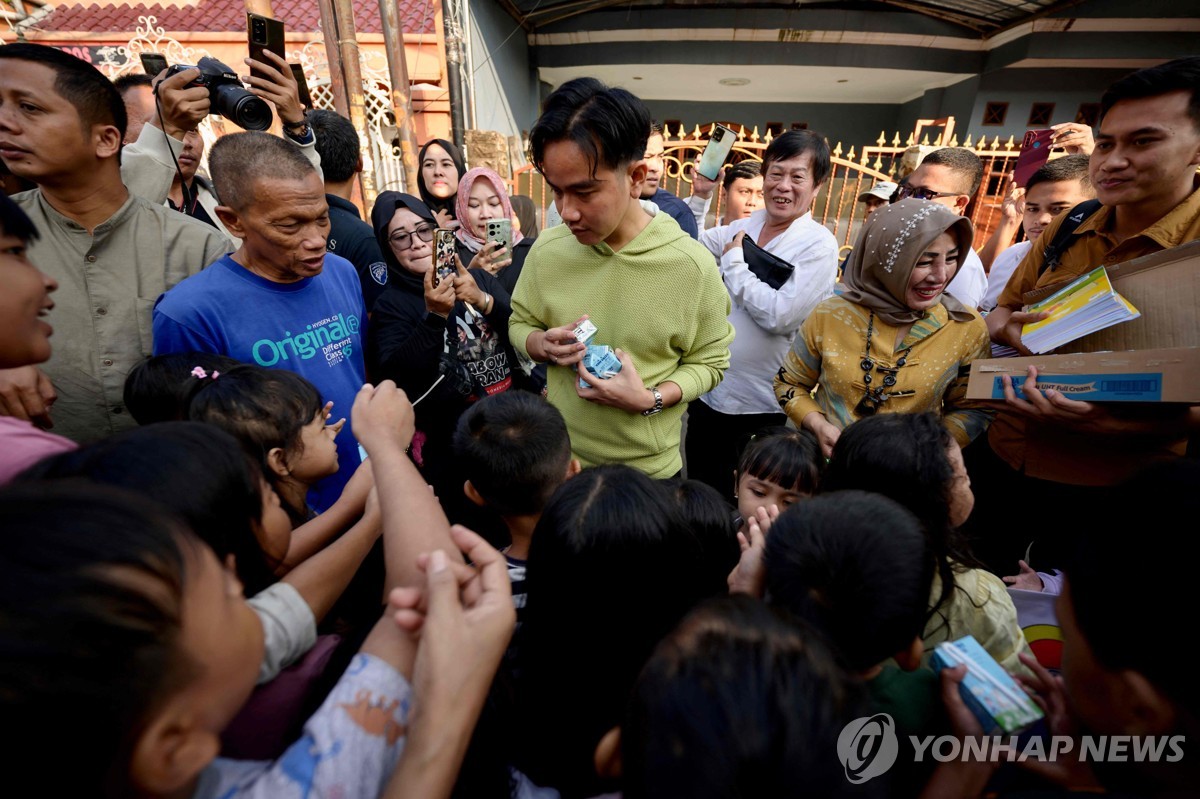 우유 나눠주는 부통령 당선인