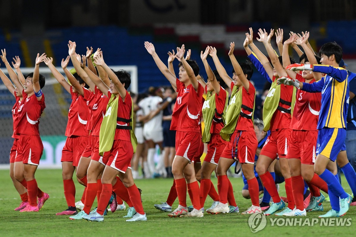 관중석을 향해 손을 흔드는 북한 U-20 여자 대표팀 선수들