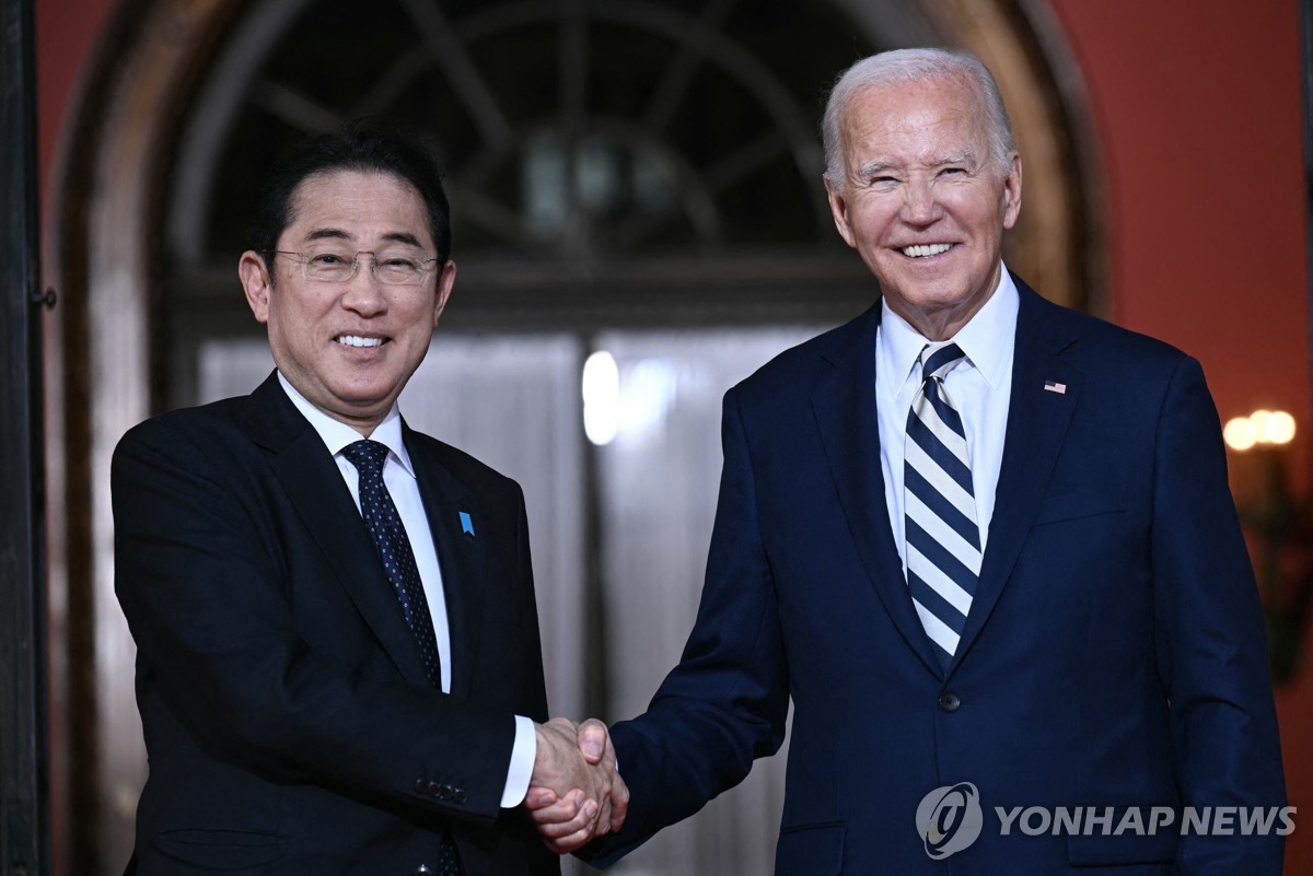 El presidente de Estados Unidos, Joe Biden (derecha), saluda al primer ministro japonés, Fumio Kishida, a su llegada a la cumbre del Quad en la Academia Archmere en Wilmington, Delaware, el 21 de septiembre de 2024, en esta foto difundida por AFP. (Yonhap) 