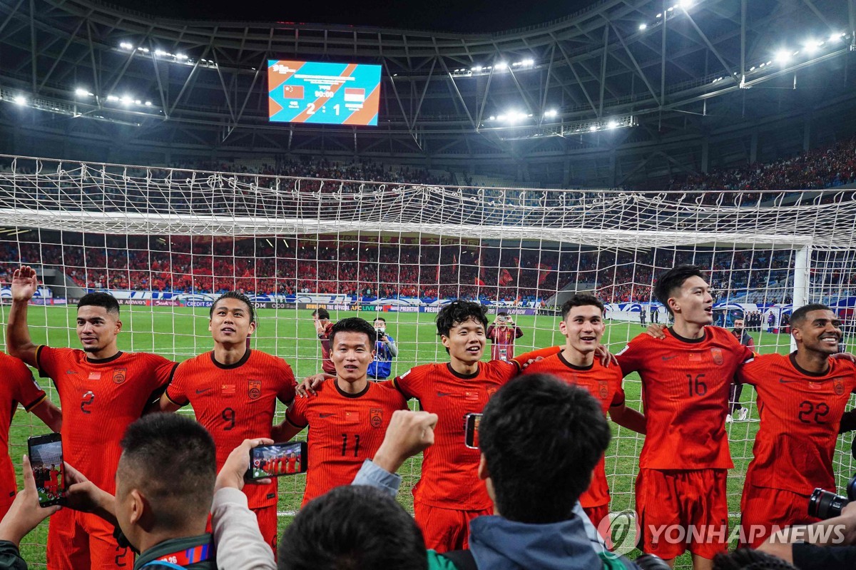 기뻐하는 중국 축구 선수들