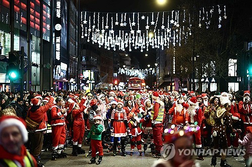 '스케이트 타는 산타들'…런던 중심부 가로지르는 산타스케이트