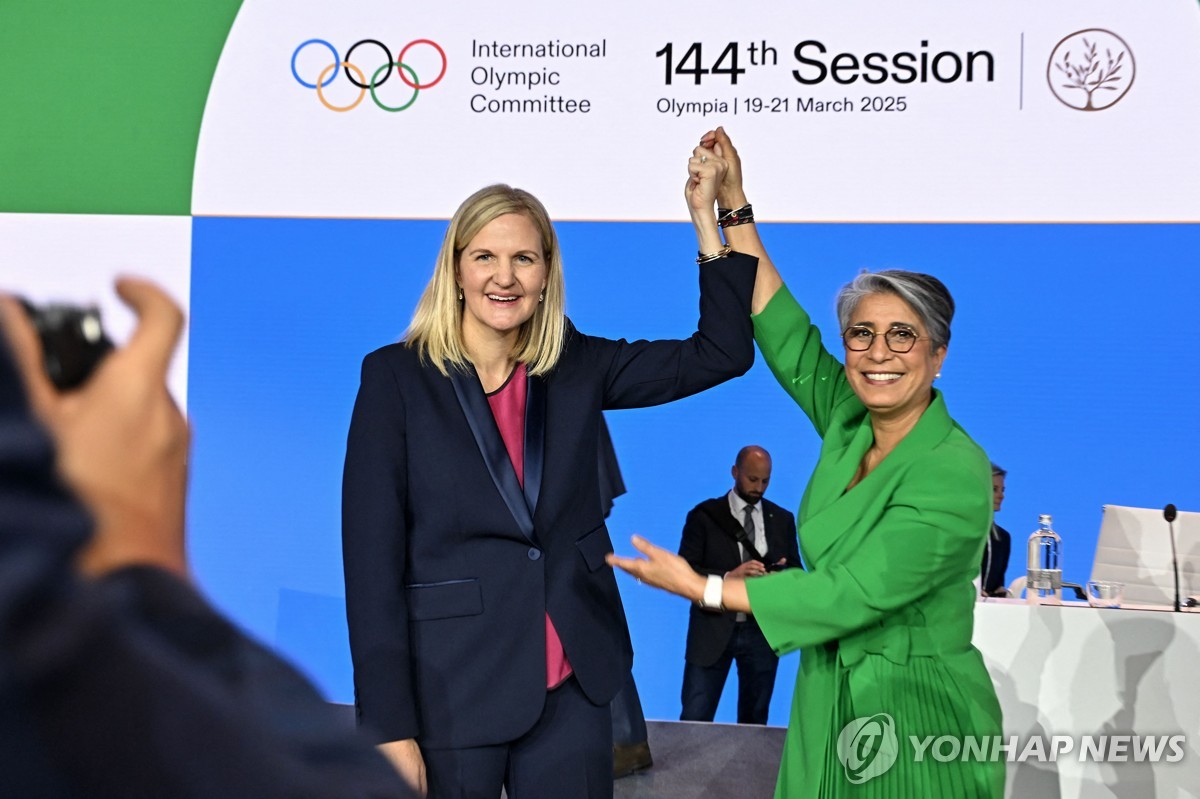 당선되고서 니콜 호버츠 부위원장의 축하 받는 코번트리 당선인(왼쪽)