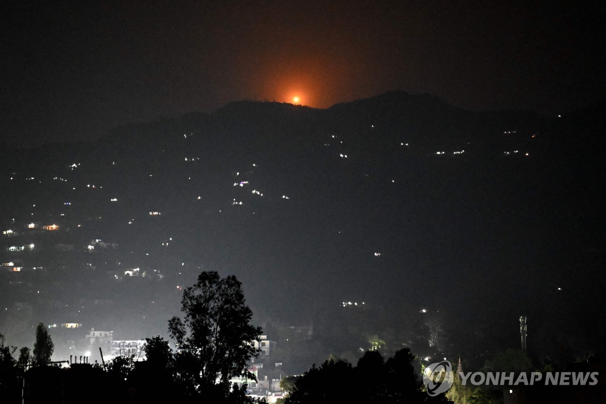 [속보] 파키스탄군 "印전투기 5대 격추…실질통제선 곳곳서 교전" <로이터>