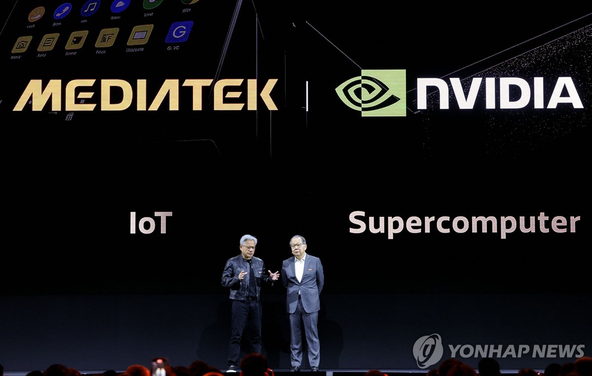 릭 차이 미디어텍 CEO 기조연설 무대에 오른 젠슨 황 엔비디아 CEO