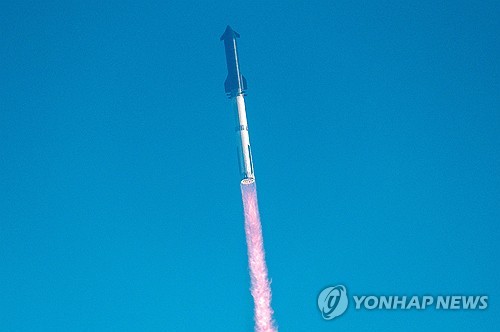 27일(현지시간) 미 텍사스에서 발사된 스페이스X의 화성 탐사용 우주선 스타십