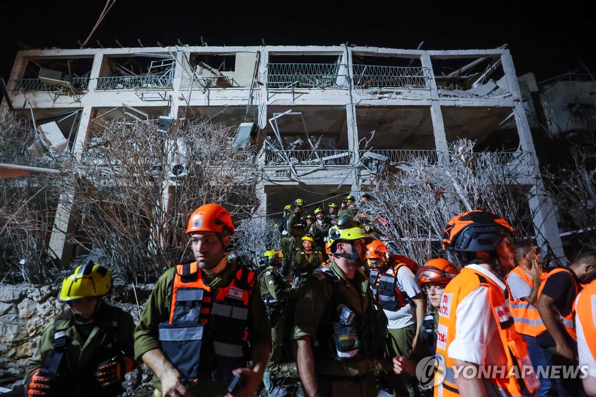 이란 미사일 공격 받은 텔아비브 건물