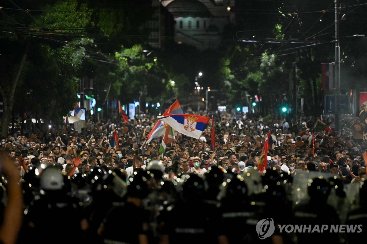세르비아 반정부시위에 14만명 모여…수십명 연행