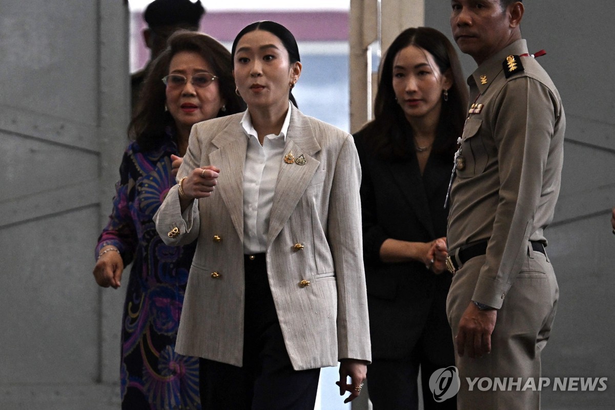 탁신 전 총리를 면회하러 온 가족