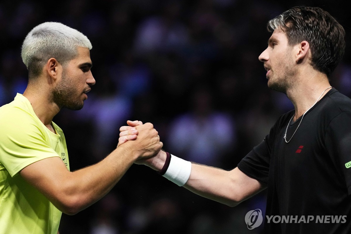알카라스, 파리 대회서 노리에 덜미…신네르 1위 탈환 청신호