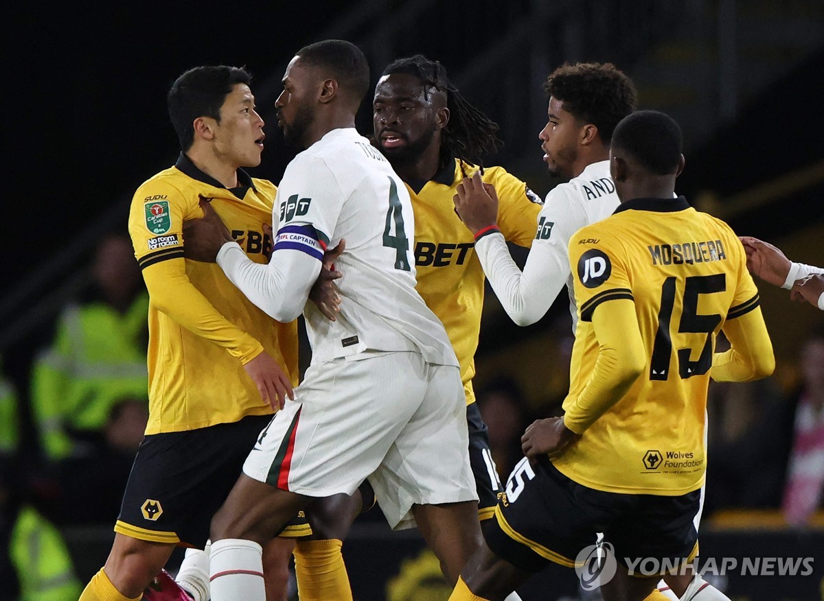 첼시의 토신 아다라비오요와 신경전 벌이는 황희찬