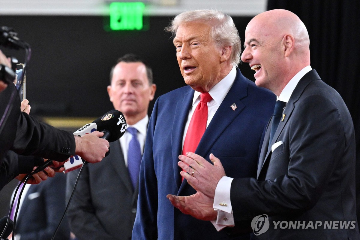 트럼프, 초대 'FIFA 평화상' 수상 가능성에 "받게 되면 큰 영광"