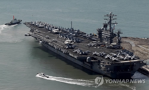 니미츠 항모전단, 남중국해 진입…"中군함 2척 따라붙어"
